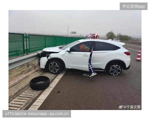 赛车高速爆胎险酿事故,安全第一!如何避免这一危险?